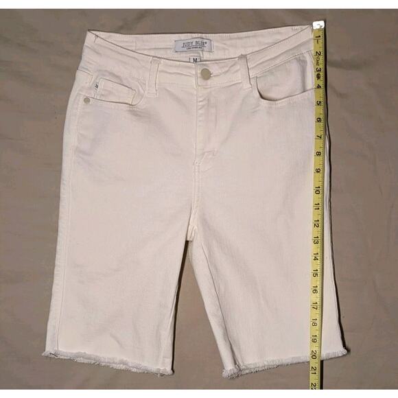 Judy Blue Shorts Women Size Medium White Denim 5 Pocket Bermuda Stretch Raw Edge - Picture 3 of 11